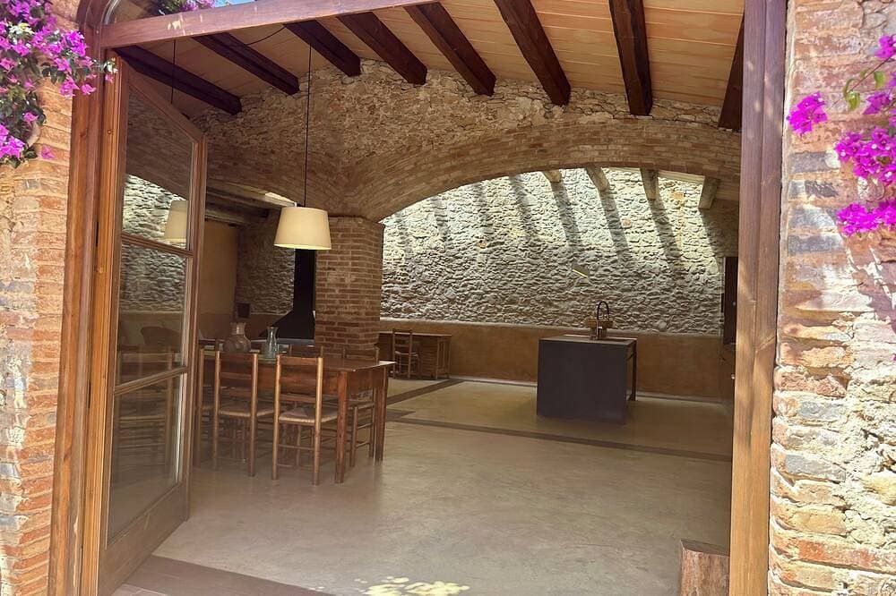 Foto 10 von 30: Unique catalan farmhouse with rustic charme dating back to the 16th century