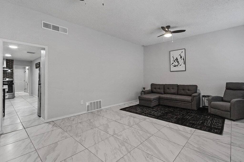 Foto 5 von 20: Welcoming modern home in Central El Paso