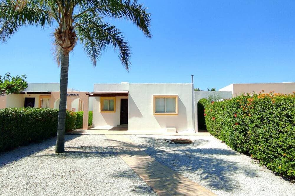 A charming bungalow with sea views and within 100 meter from the beach! 1