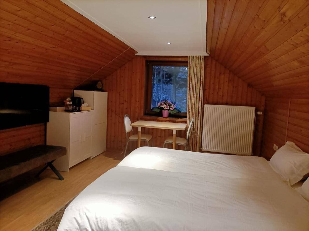 Foto 8 von 10: Double Room with Private Bathroom
