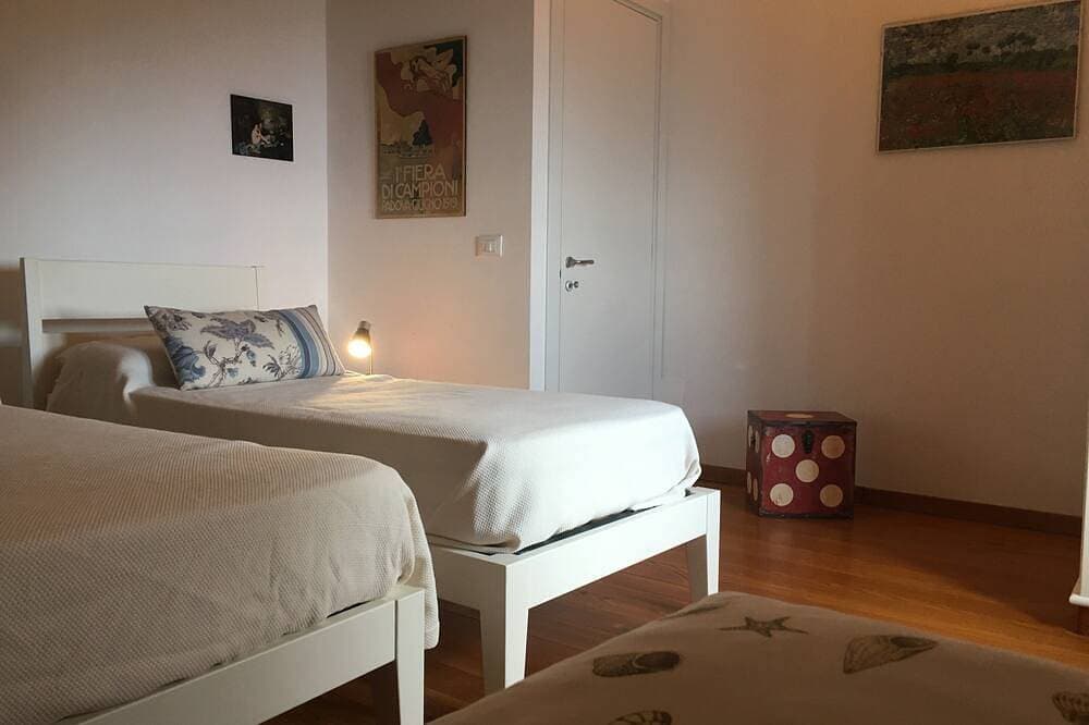 Foto 2 von 30: Villa With Terrace and Sea View