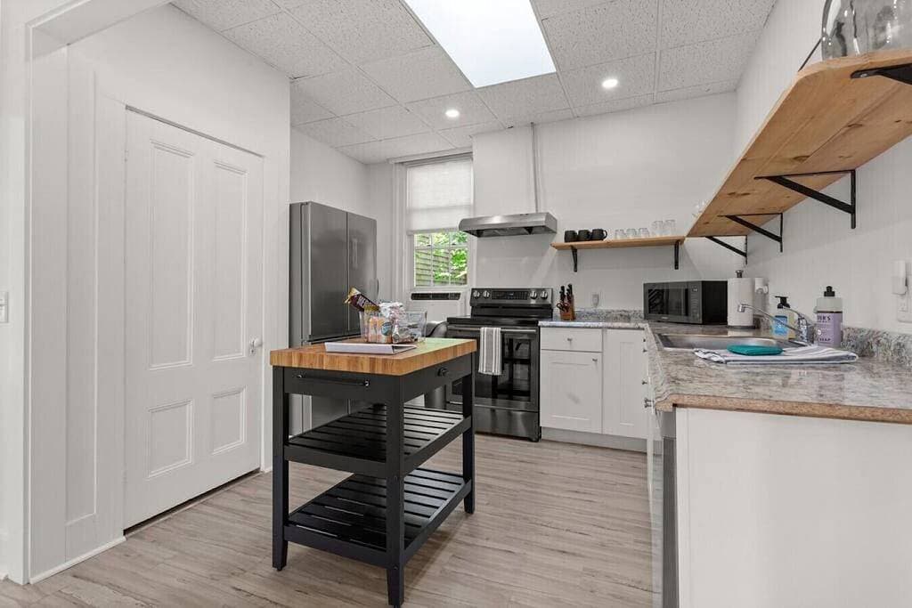 Physician`s Loft in the heart of downtown with 2 Free Parking Spots 1