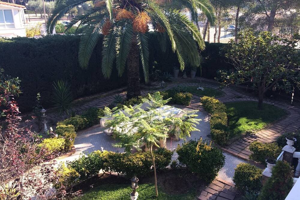 Foto 9 von 30: Schöne Villa inmitten üppiger Gärten, privater Pool, für 6 Personen