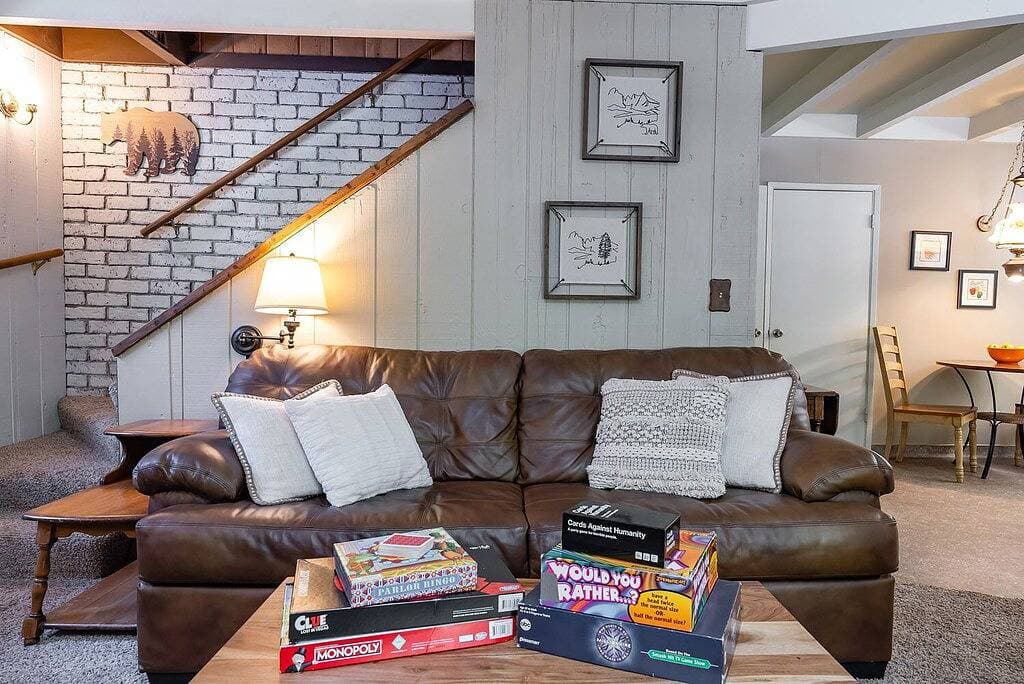 Foto 4 von 49: The Sparrow’s Nest ~ Cozy Charm + Fire Pit Fun