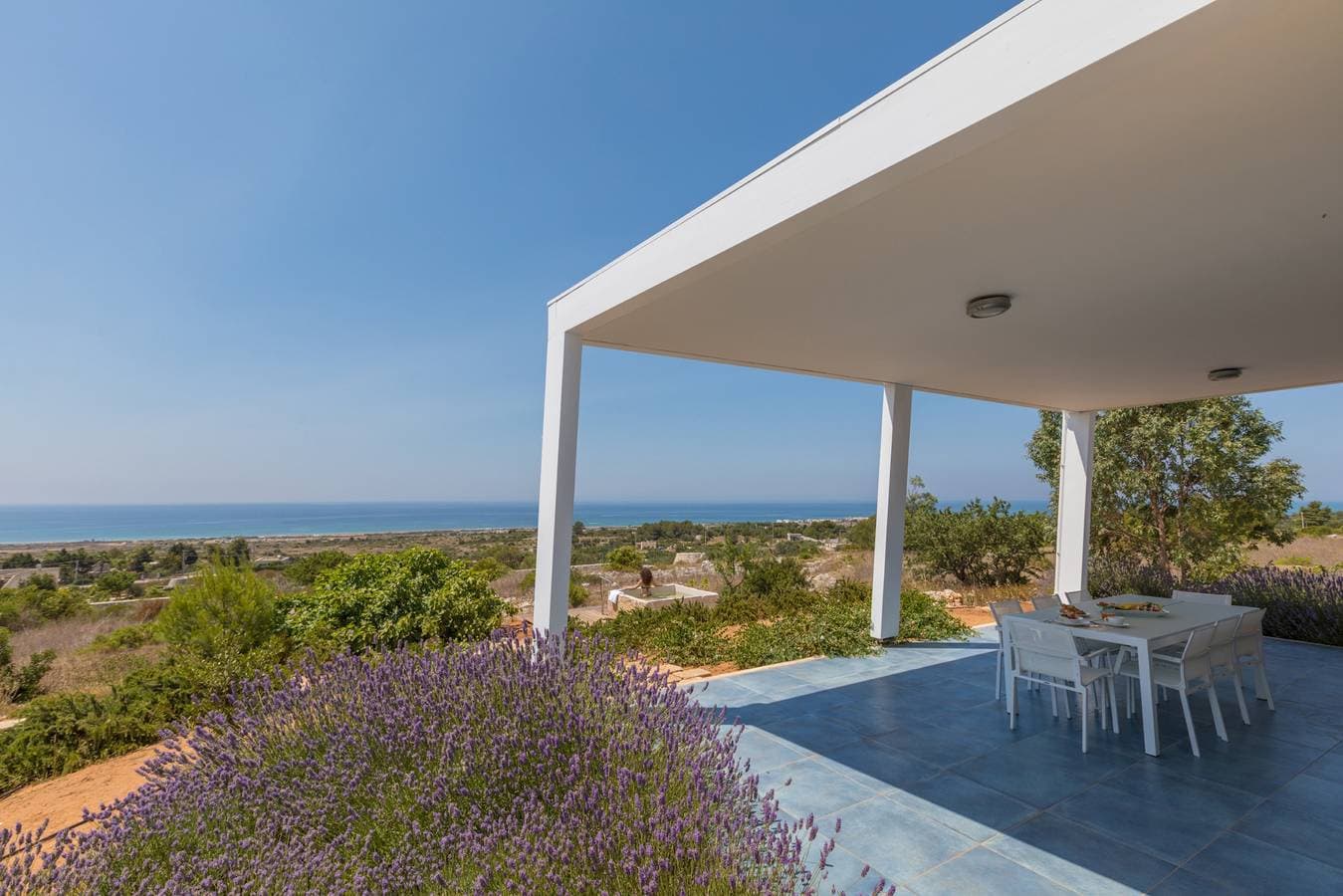 Foto 9 von 55: Strandnähe & 180°-Meerblick: moderne Pool-Villa
