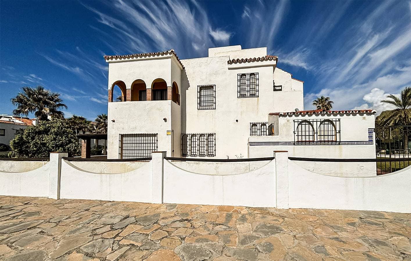 Gemütliche 200 m² große Ferienwohnung mit Pool, Terrasse und Zugang zum Strand 1