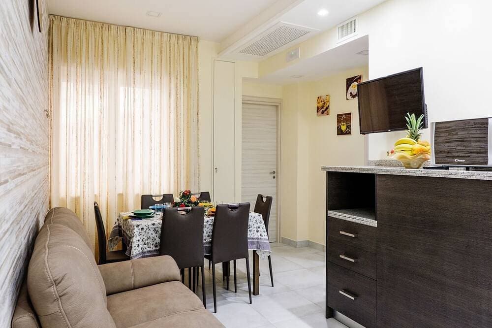 Newly refurbished centrally located 2 bedroom apartment near Sorrento 1