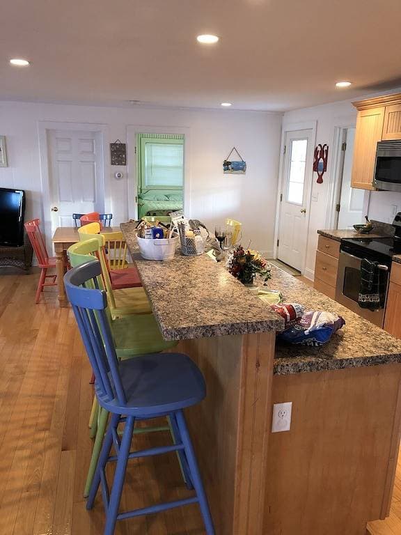 Quaint airy open concept 4 bedroom 1