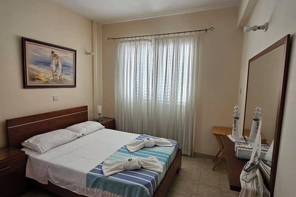Foto 4 von 15: On the Beach House -Cozy bungalow in front of the Latsi beach. Best for families