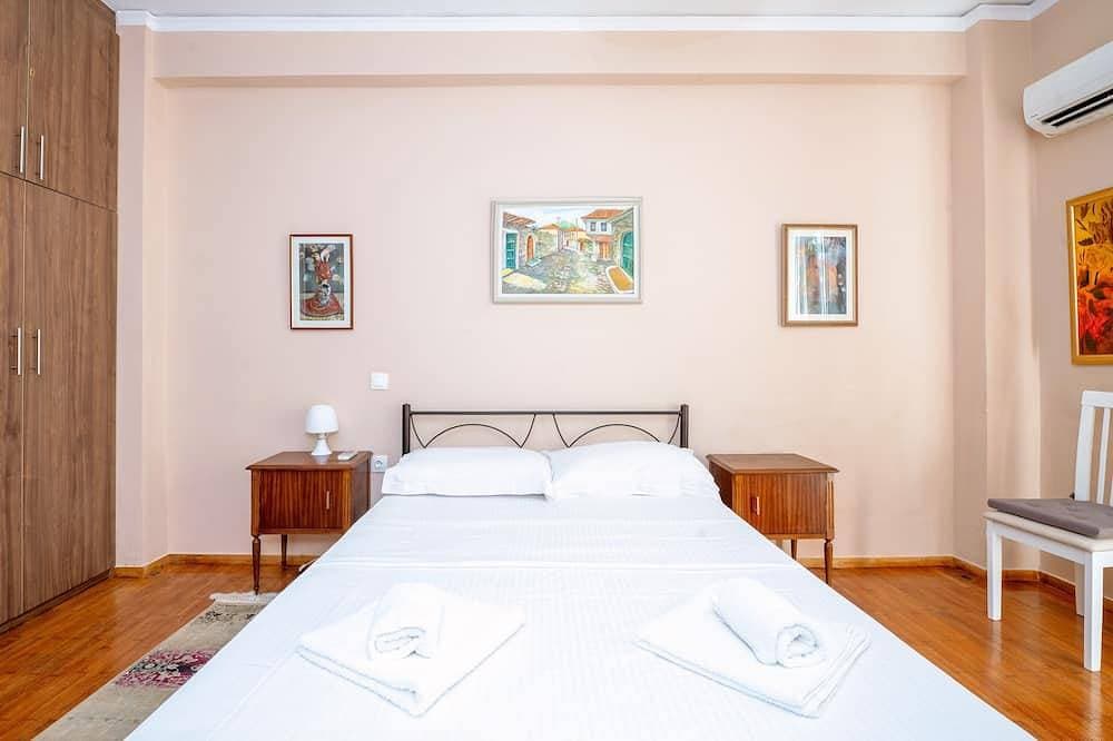 Foto 4 von 20: Charming & Authentic Gem - Walk to Port & Shops! Spacious with two balconies.