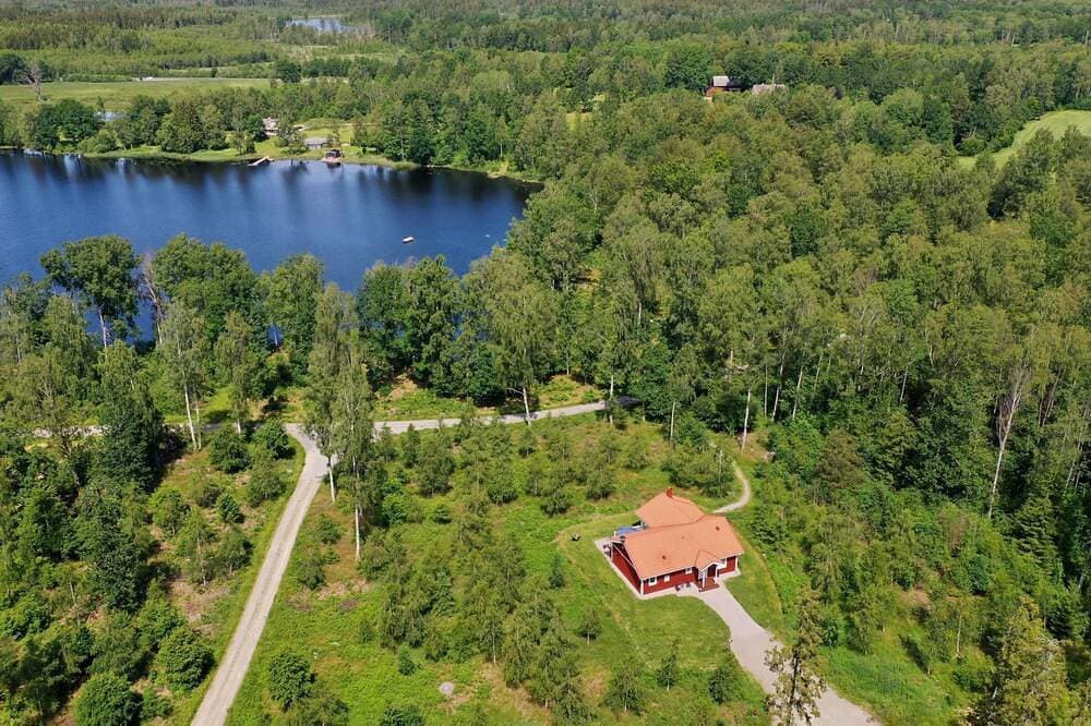 Modernes Haus mit hellem Dekor, mit Blick auf den See 1