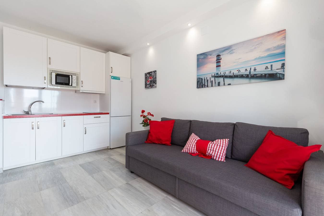 Foto 6 von 32: Ferienwohnung 'Lovely Seaview' mit Pool, Wi-Fi & Terrasse