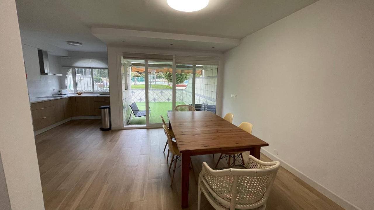 Foto 9 von 23: Three-Bedroom House