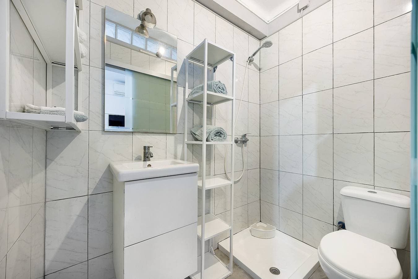 Foto 9 von 16: Studio-Apartment 'Economy für Zwei in Lagos' mit Gemeinschaftspool, WLAN und Klimaanlage