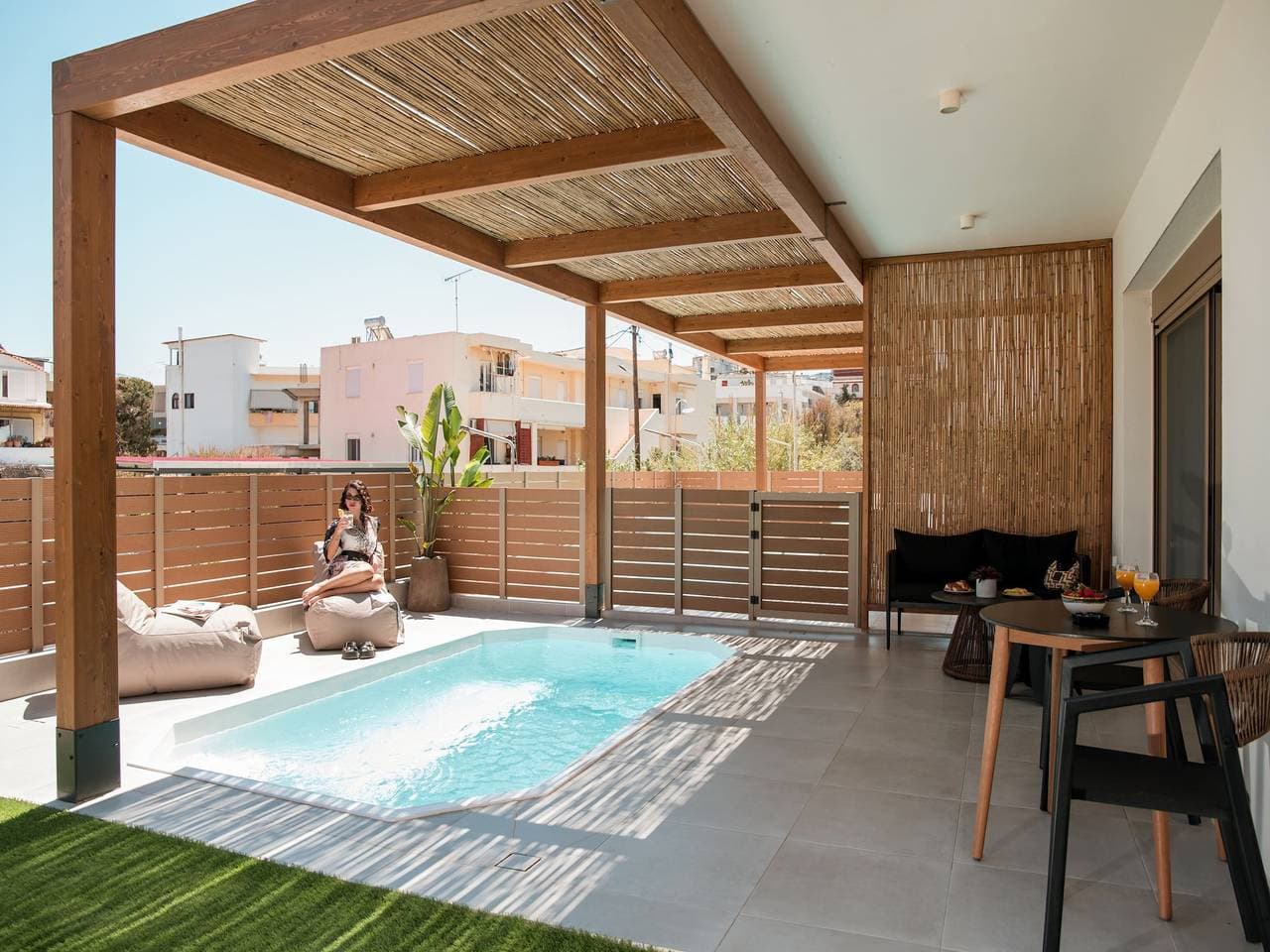 Foto 2 von 50: Premium Seaview Suite with Heated Pool and Private Parking