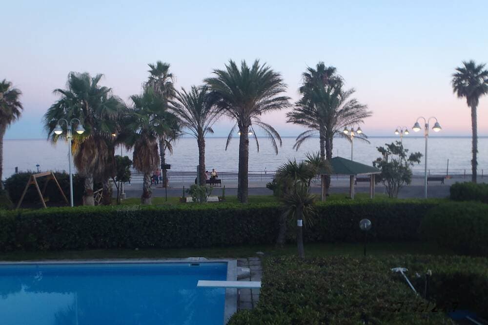 Gorgeous sea-front oasis of quietness and beauty 1