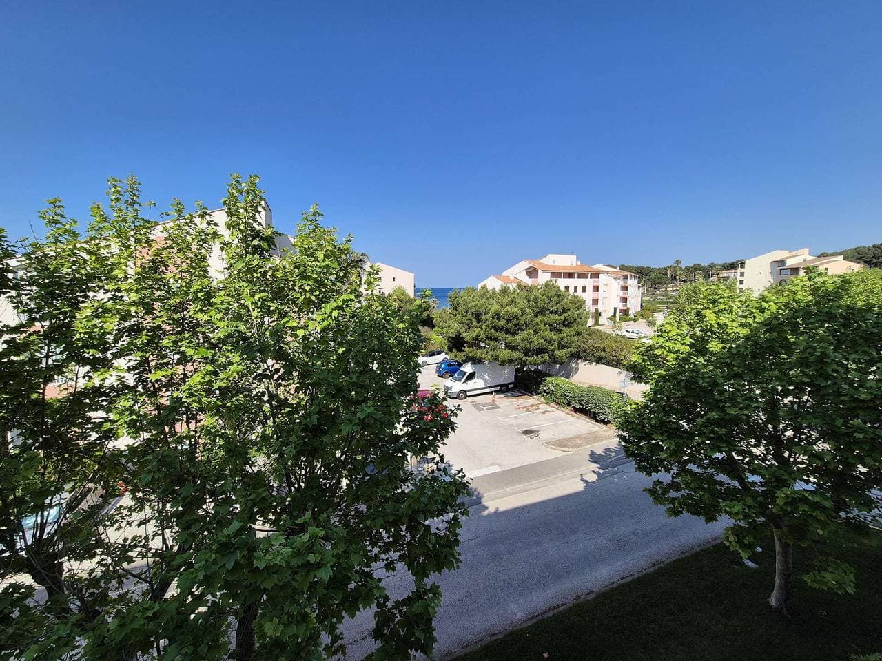 Foto 4 von 13: Apartment mit Meerblick in einem großen Anwesen mit Swimmingpool.
