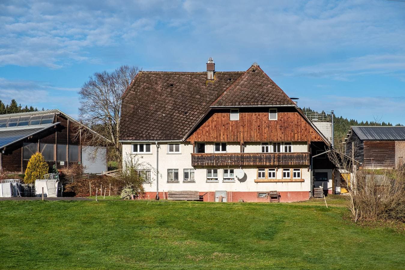 Foto 6 von 33: Ferienwohnung Weideblick Unterkunft mit Hund und Blick in die Natur, Sitzplatz im Garten mit Grill