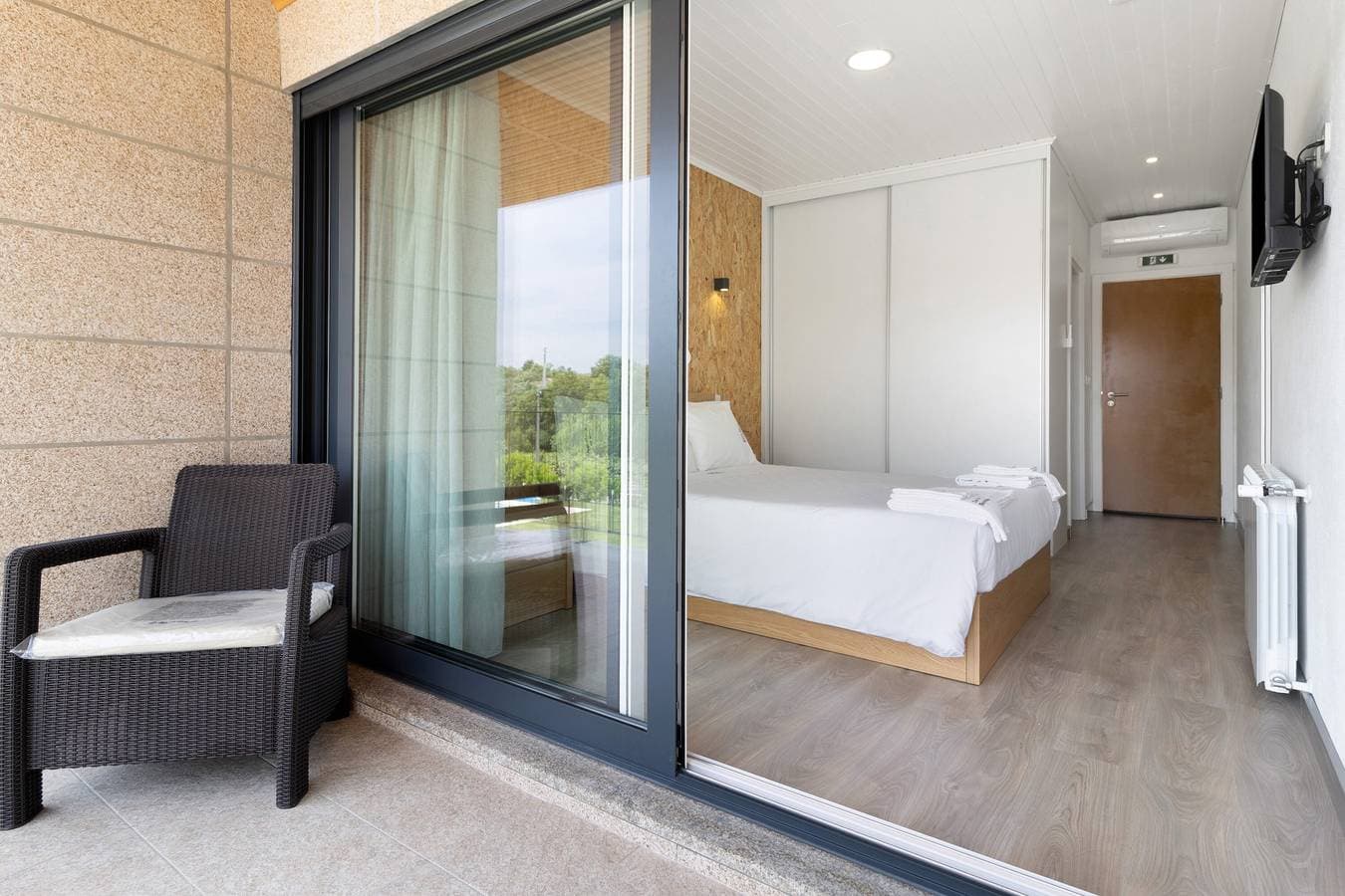 Foto 4 von 31: Ferienzimmer "Quarto Duplo Terreio" mit Bergblick, WLAN und Klimaanlage