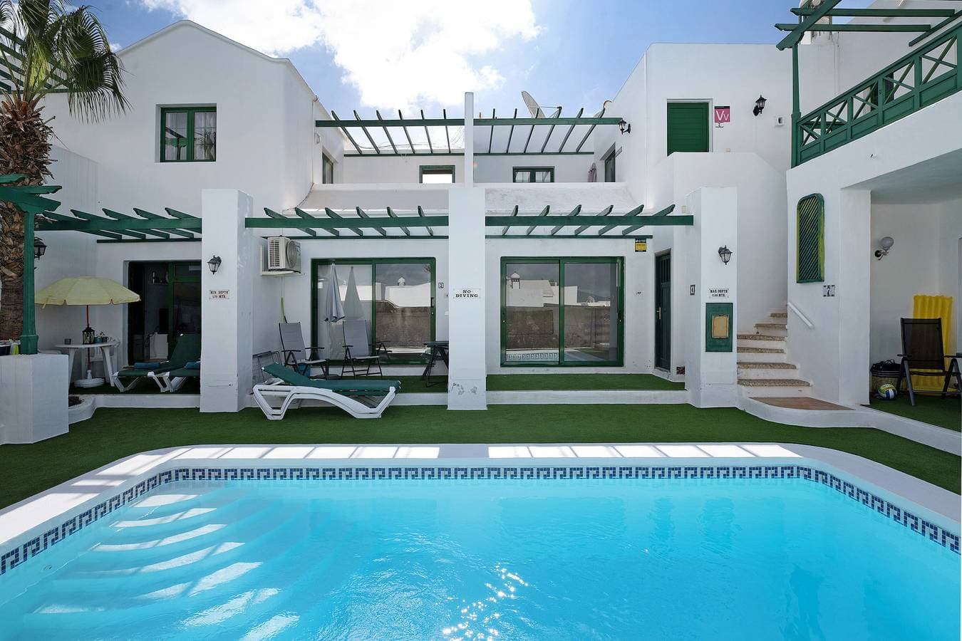 Foto 2 von 27: "Apt 2 Las Palmeras III Lanzarote" mit Meer- und Bergblick, Gemeinschaftspool und privater Terrasse