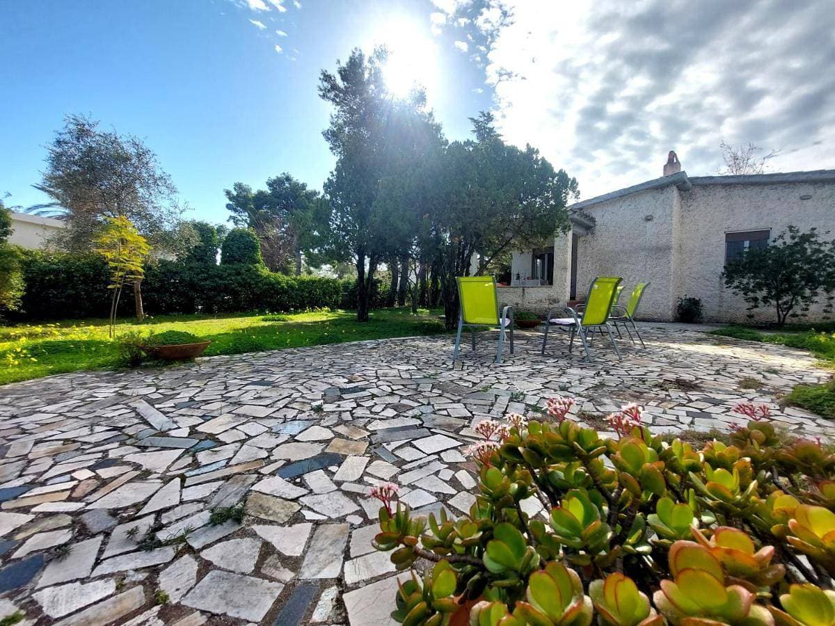 house close to the beach - large private garden 1