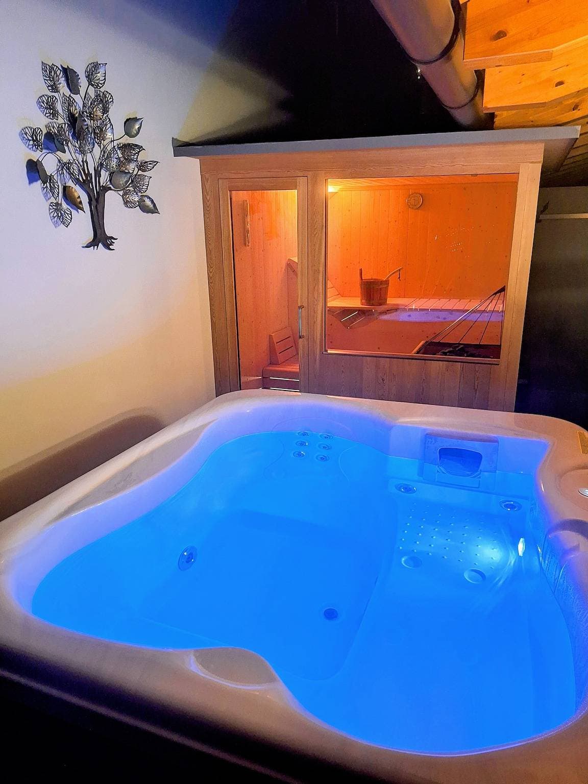 Foto 6 von 42: Chalet "Apfel Feld-Hof" mit Whirlpool, Salzwasser Pool und Terrasse