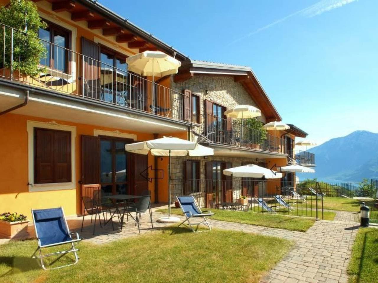 Foto 3 von 21: 'Zwei-Zimmer-Balkon