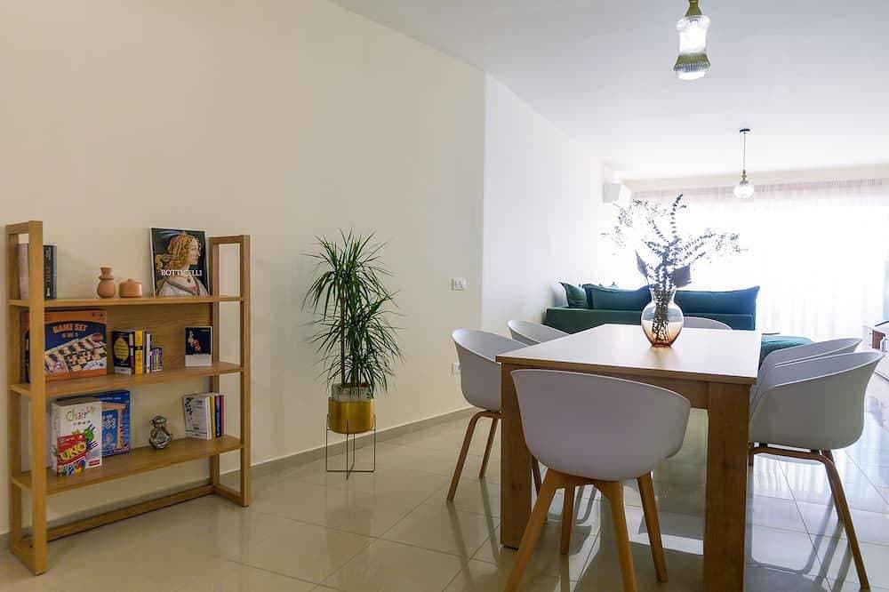 Foto 12 von 18: Oikies. Luxury Apartment with Lake View | private free parking area