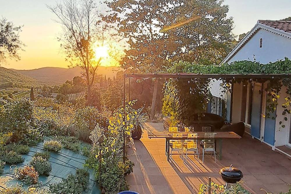 House with jacuzzi, splendid view over valley and vineyards, 15 mins from the sea. 1