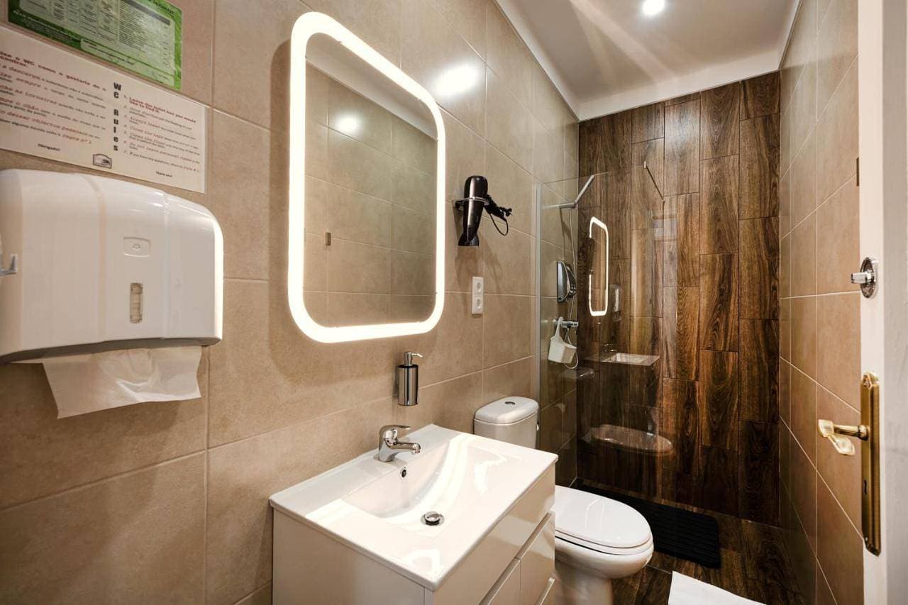Foto 6 von 12: Standard Twin Room with Shared Bathroom