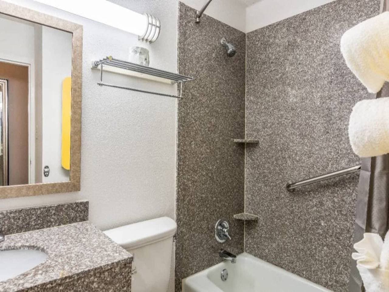 Foto 5 von 27: 2 Queensize-Betten | Nichtraucherzimmer, Mikrowellenkühlschrank