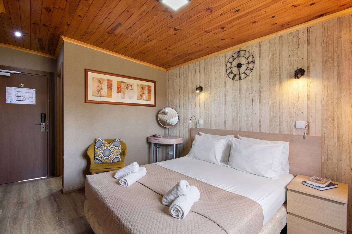 Foto 5 von 33: Zimmer 'Quarto Casal Standard 201' mit gemeinsamer Terrasse, WLAN und Klimaanlage