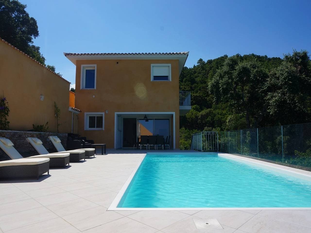 Moderne Familienvilla mit Pool 1