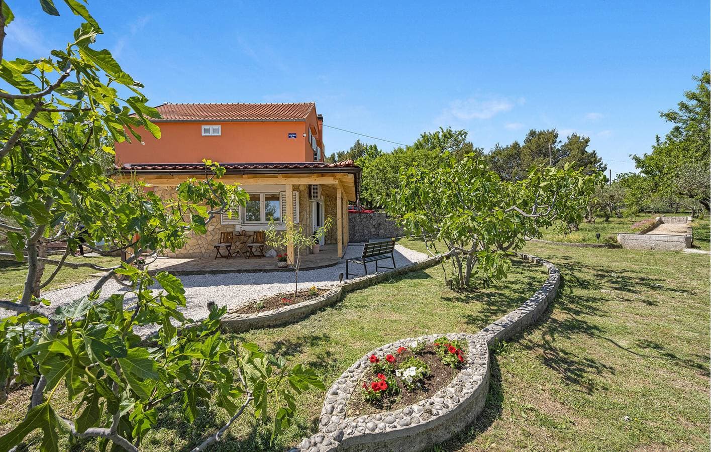 Gemütliche Ferienwohnung mit Terrasse, Küche, WLAN und Parkplatz 1