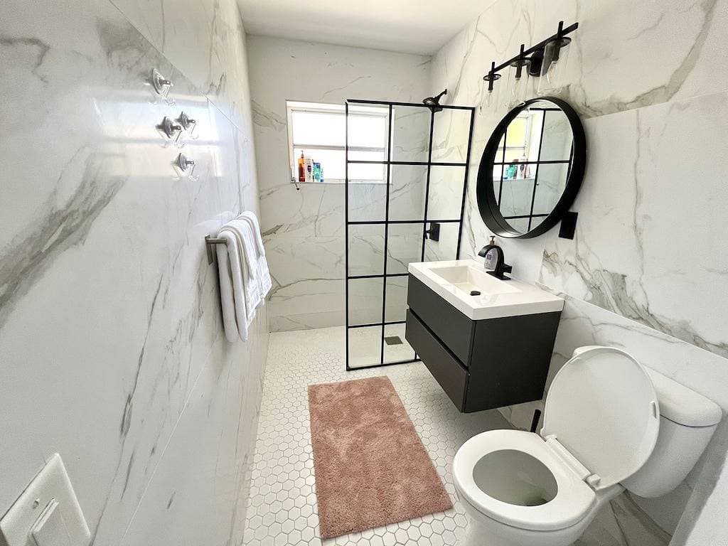 Foto 5 von 24: 2 Bedroom Tropical & Cozy Home Near Beach: Private, Yard, Parking