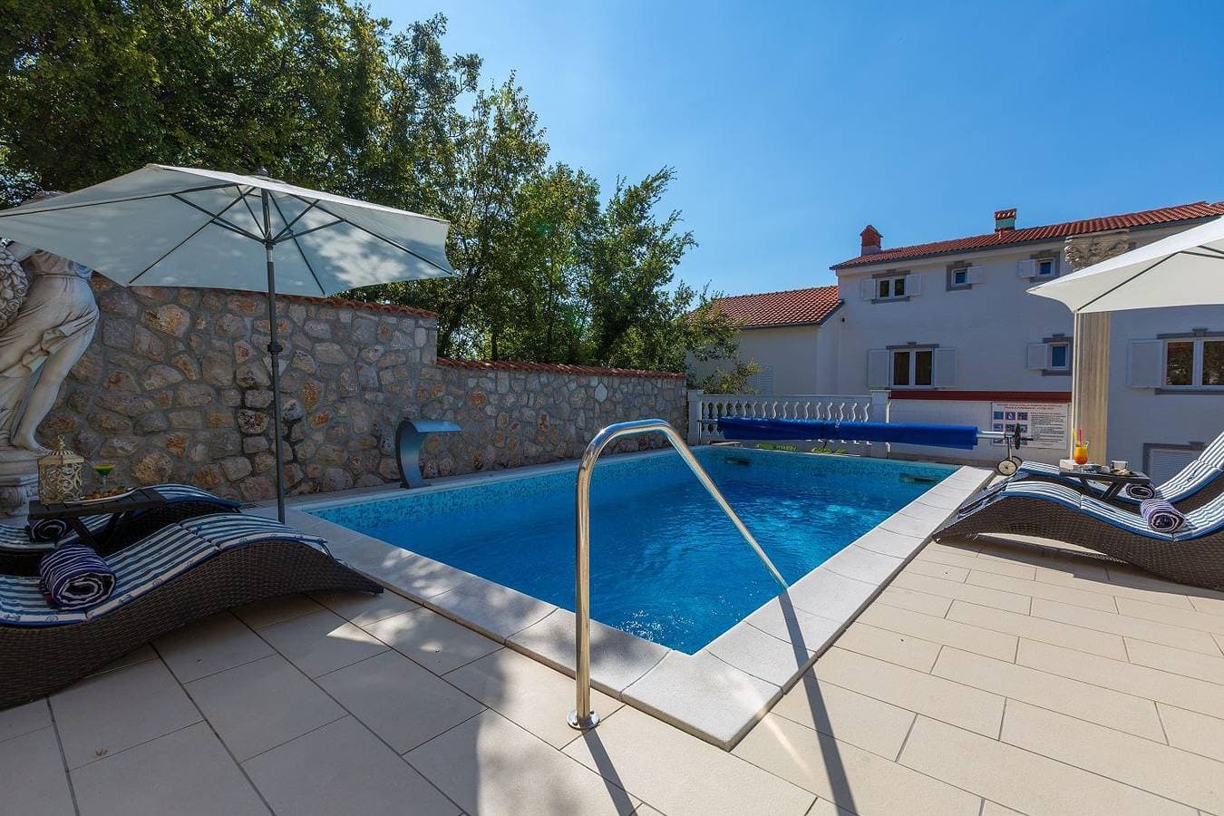 Foto 4 von 26: Reizendes Apartment nur 700 Meter zum Strand mit Meerblick, Pool, BBQ, WiFi