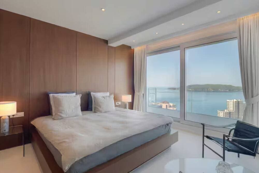 Foto 10 von 30: 1,000 m² Penthouse Retreat in Rafailovići, Budva