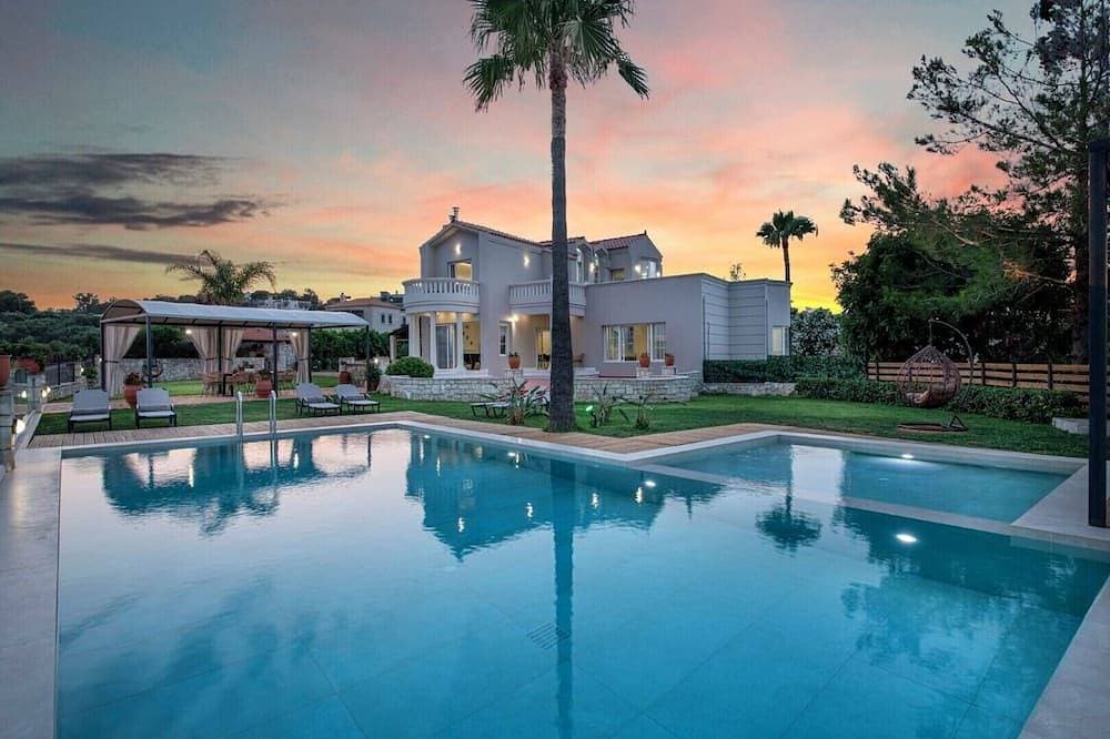 Breathtaking view*Private Heated Pool*15 sleeps*BBQ*390m2 1