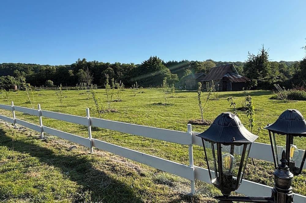Foto 9 von 15: A cottage in an orchard