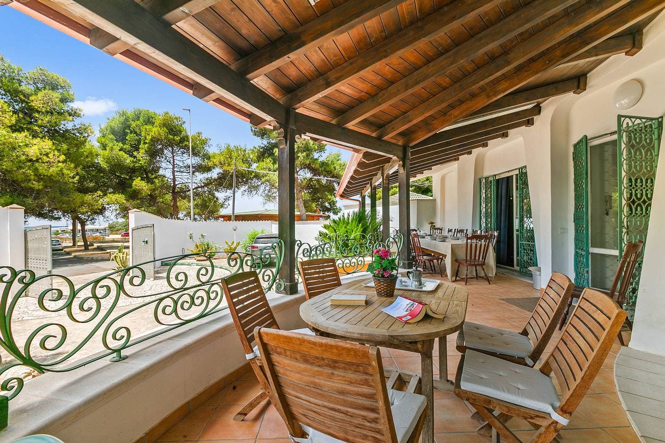 Foto 2 von 43: Villa Isidoro - Sea View and Garden, 50m to Beach