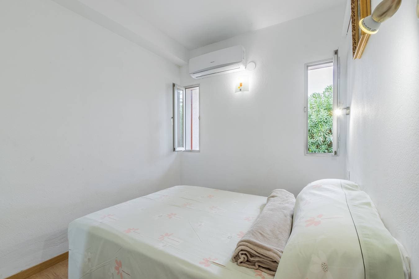 Foto 12 von 22: Gut ausgestatteter 1-Zimmer-Bungalow mit Bergblick, Pool, WLAN und Terrasse