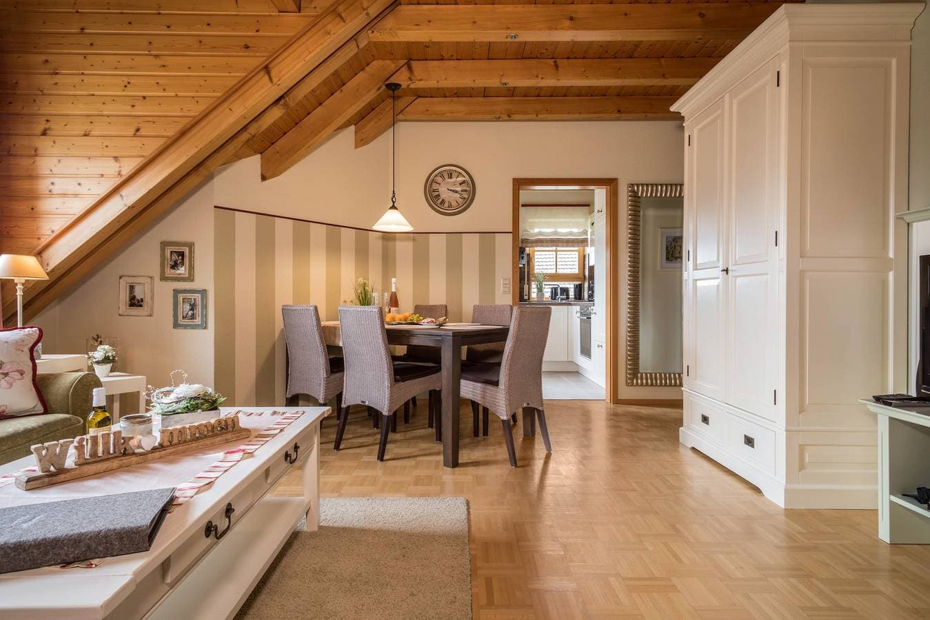 Foto 8 von 32: Charmante Ferienwohnung 5 auf dem "Trostelhof" mit Balkon
