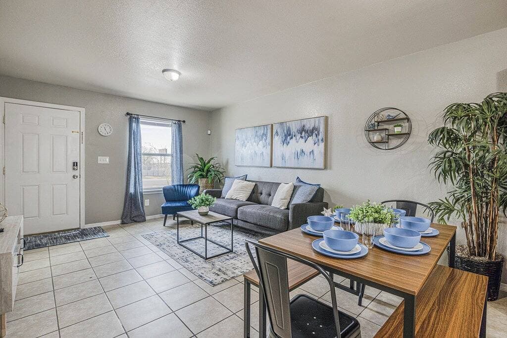 Foto 7 von 25: ☕ By Fort Bliss: Laundry, Security System, Refrigeration, King Beds