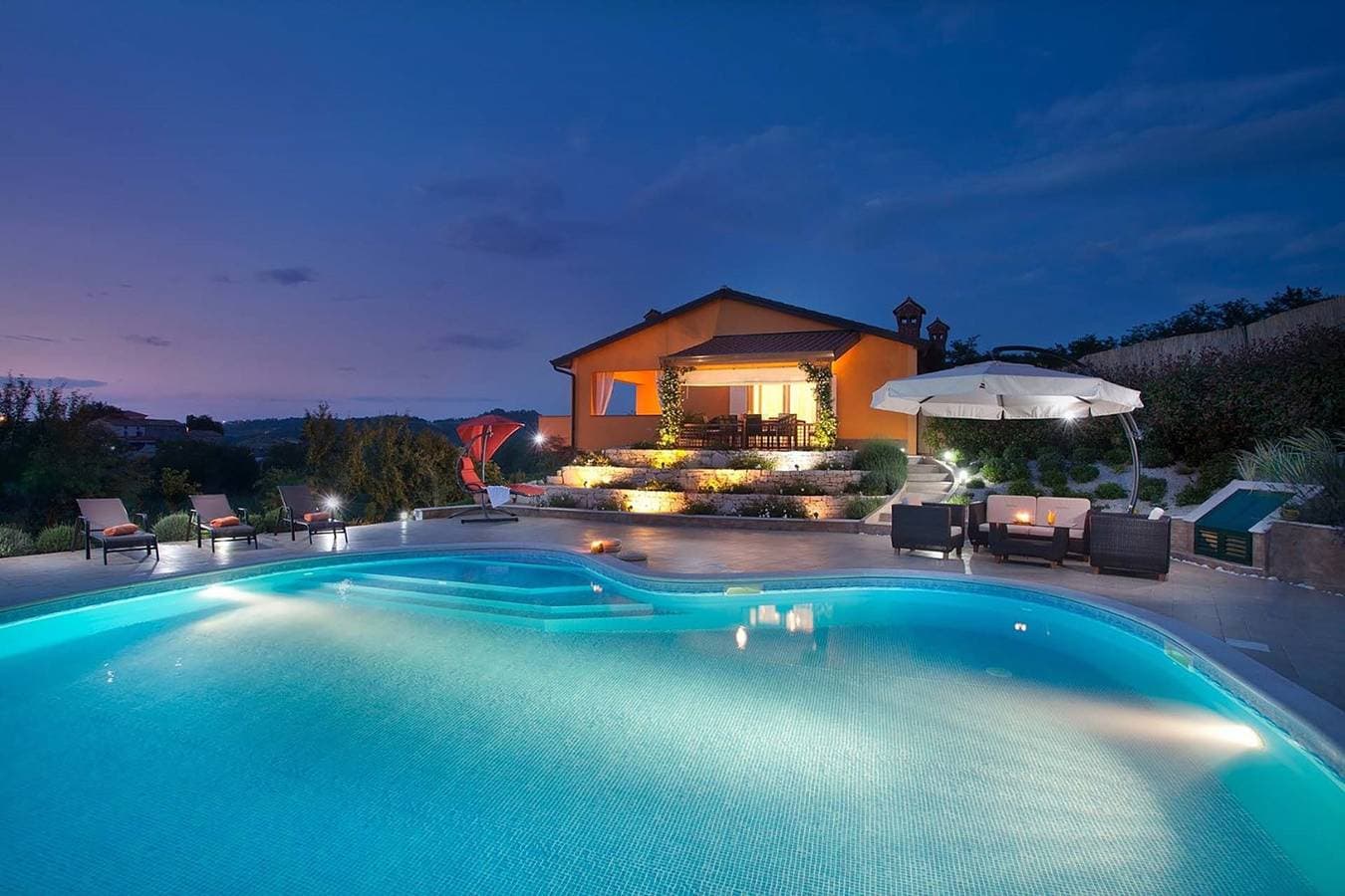 Foto 8 von 46: Schwimmbad 60m2 - Salzwasser, Garten mit Spielplatz, Spielzimmer, Wellness