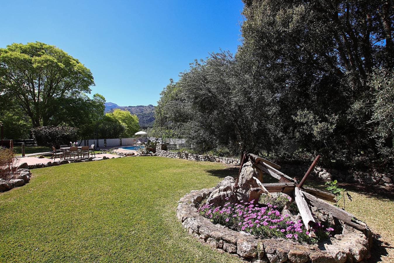 Foto 10 von 27: Finca Casa Porqueres mit Bergblick, Pool und WLAN