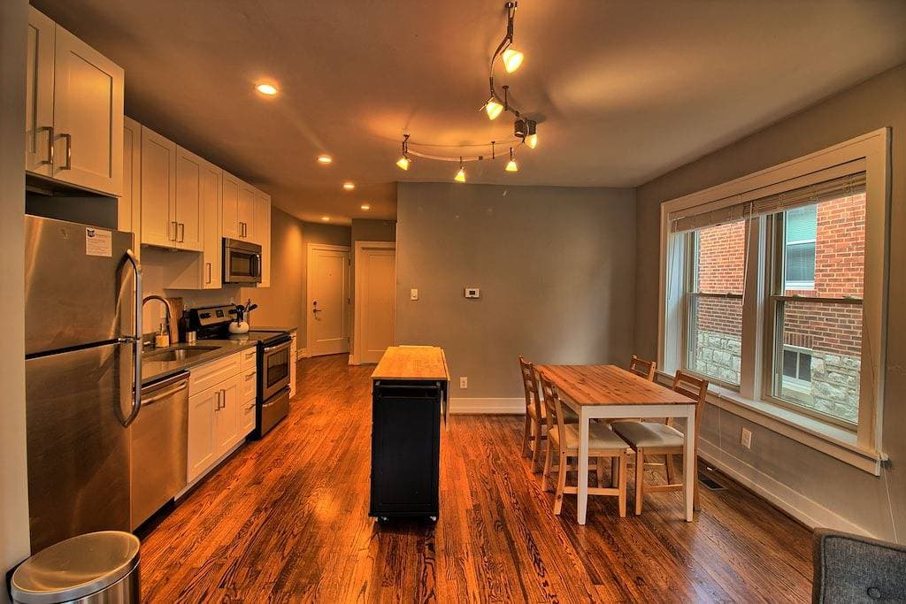 Foto 3 von 18: Elegant Minimalist Gem w/ Private backyard, W/D