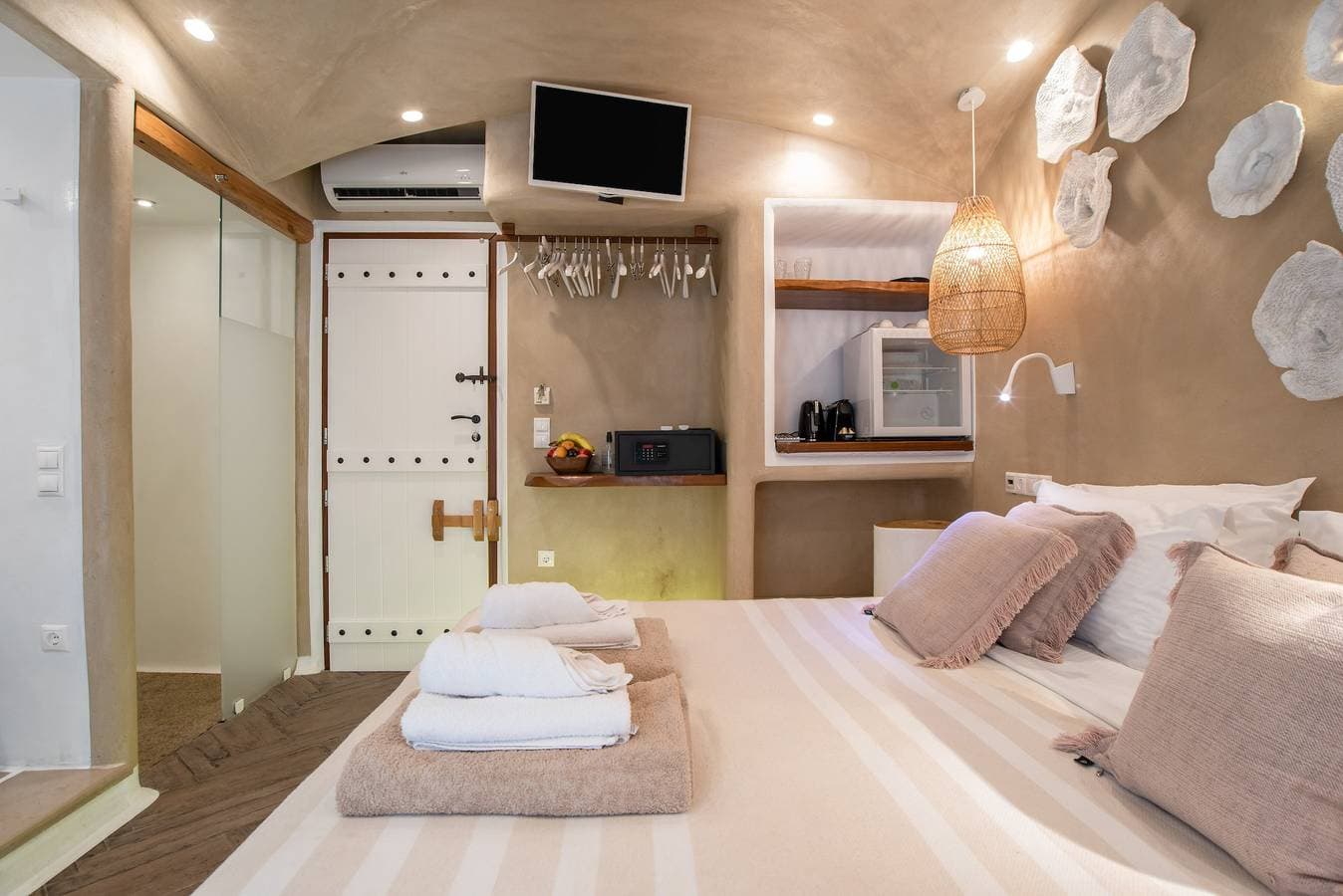 Foto 4 von 27: Apartment 'Narcissus Luxury Suites – Theseus' mit privater Terrasse, WLAN & Klimaanlage