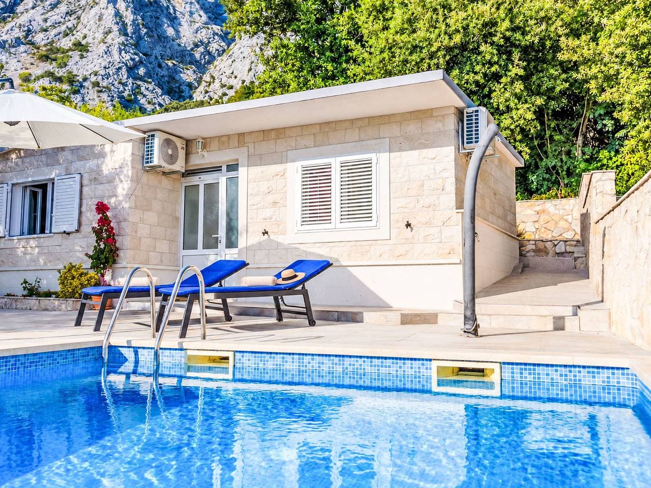 Foto 6 von 44: Günstiges Ferienhaus mit Pool und Meerblick