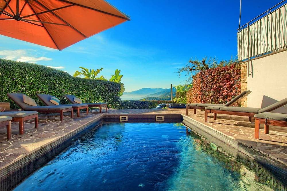 House with private garden, pool, jacuzzi and electric bikes 1
