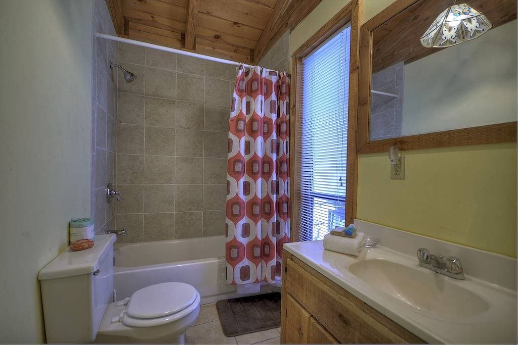Foto 11 von 31: Romantische und abgelegene 1-Zimmer-Hütte mit Indoor-Whirlpool.